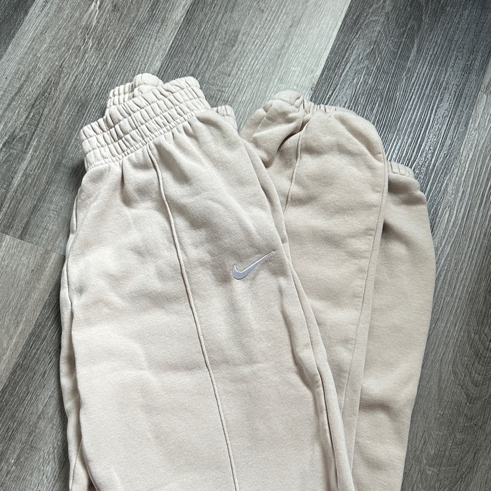 Nike women’s beige sweatpants